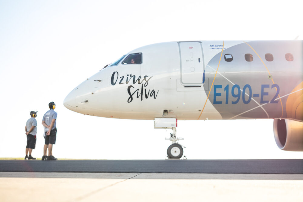 Jato E190 E2 com pintura em homenagem a Ozires Silva, um dos pioneiros da Embraer. Foto: Embraer