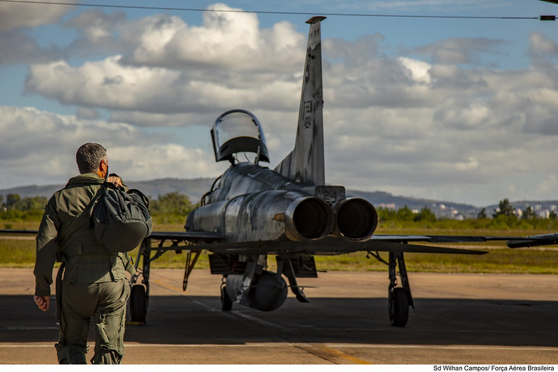 Brasil alcança integração de sistemas entre navio da Marinha e caça da Força Aérea