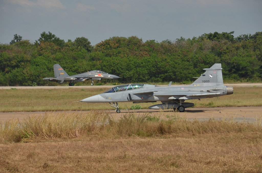 Caça Gripen da Tailândia e Flanker da China durante exercício realizado em 2023. Foto: Real Força Aérea da Tailândia