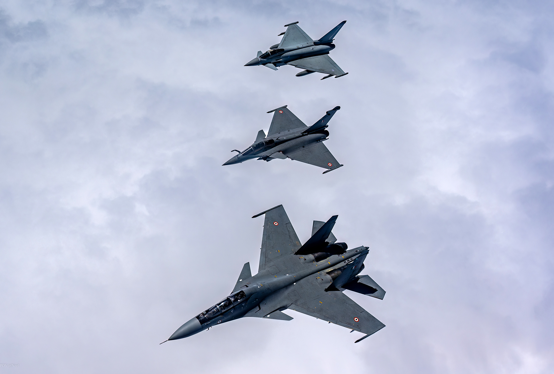 Caças Sukhoi Su-30, Dassault Rafale e Eurofighter Typhoon durante treinamento na Índia realizado em 2022. Foto: Royal Air Force