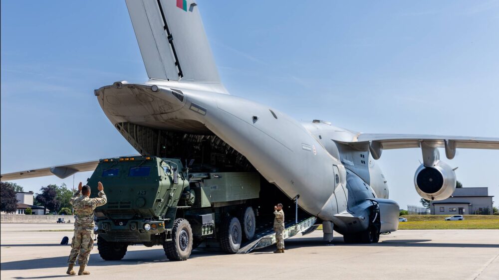 KC-390 de Portugal embarca HIMARS. Foto: Força Aérea Portuguesa