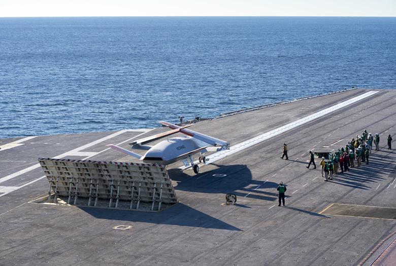 Boeing MQ-25 Stingray em testes com o USS George HW Bush em 2021. Foto: US Navy