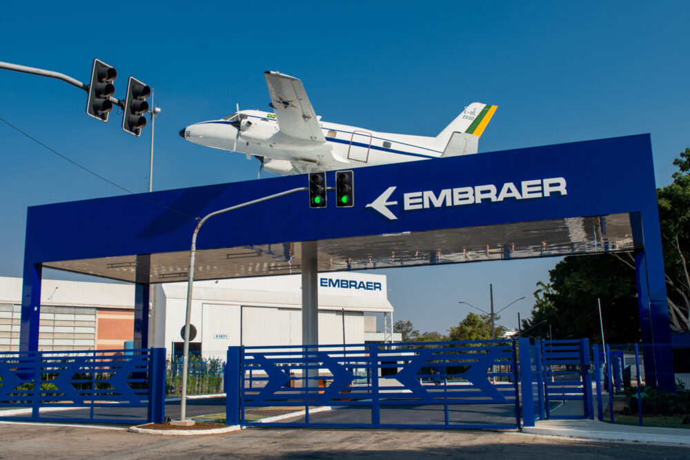 Bandeirante no novo portal da Embraer. Foto: Claudio Capucho