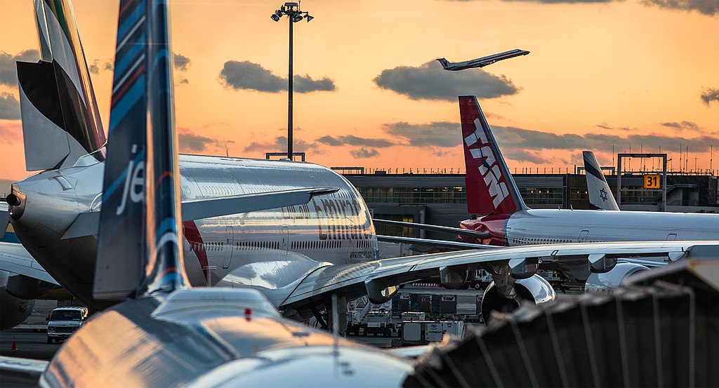 Pôr do sol no aeroporto JFK, nos Estados Unidos. Foto: Angelo DeSantis