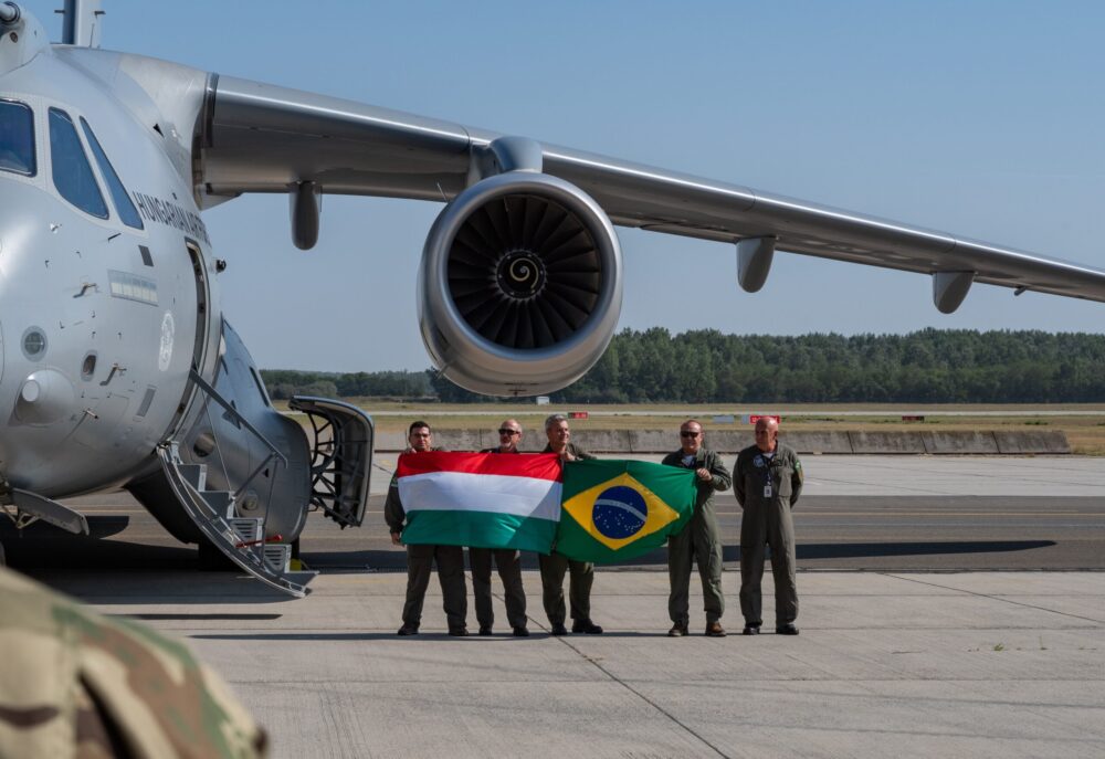 Entrega de C-390 para a Hungria. Foto: Embraer