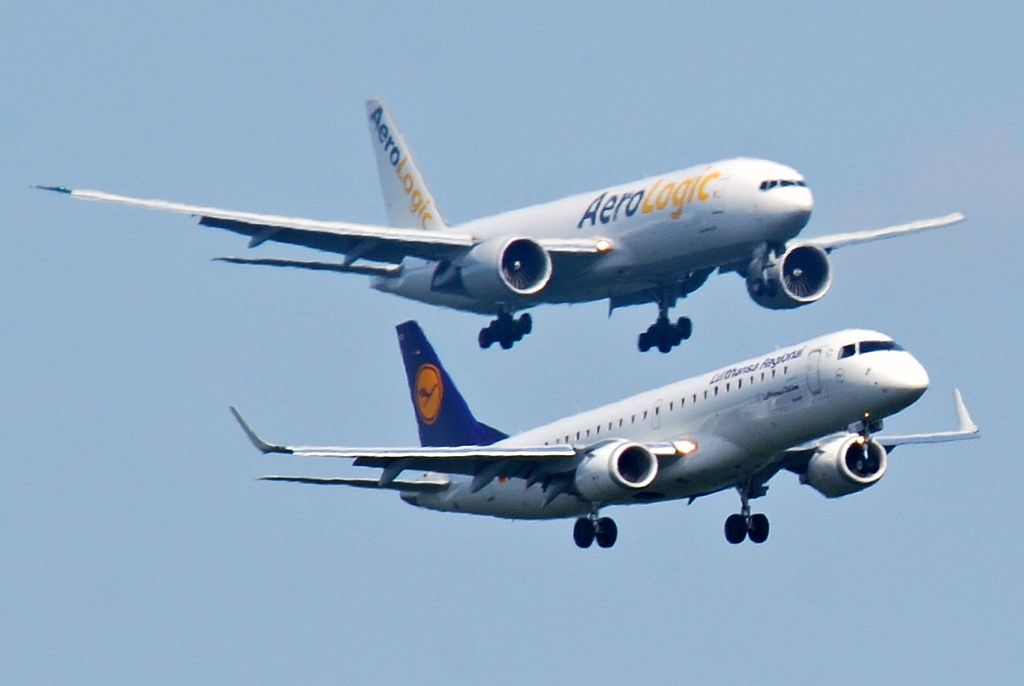 Embraer e Boeing. Foto: Aero Icarus - Wikimedia Commons