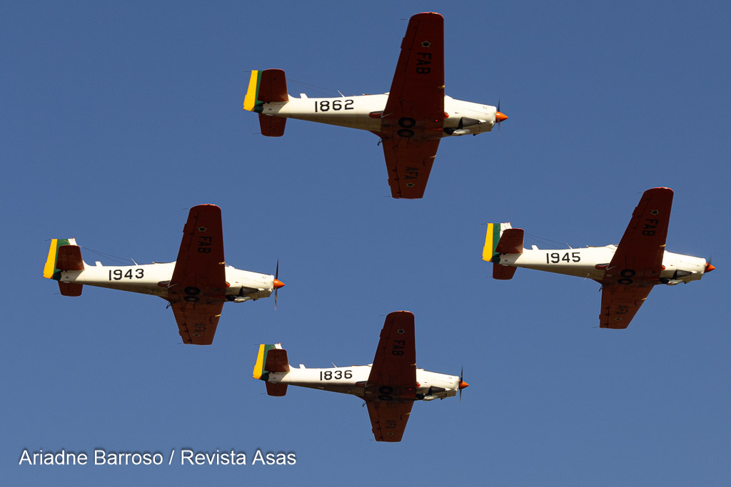 
Esquadrão de Instrução Aérea (2º EIA), também conhecido como Esquadrão Apolo, utilizando seus T-25 em apresentação no Domingo Aéreo 2024 na Academia da Força Aérea (AFA). Foto por Ariadne Barroso / Revista Asas