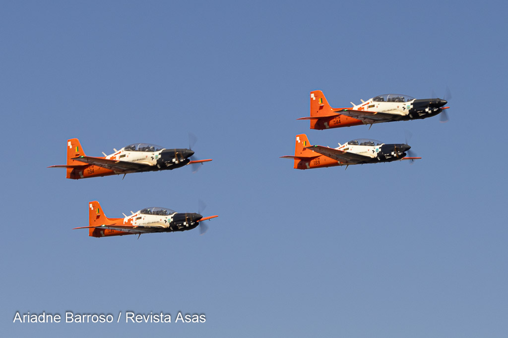 T-27M do Primeiro Esquadrão de Instrução Aérea (1º EIA), conhecido como Esquadrão Cometa, em apresentação no Domingo Aéreo 2024 na Academia da Força Aérea (AFA). Foto por Ariadne Barroso / Revista Asas