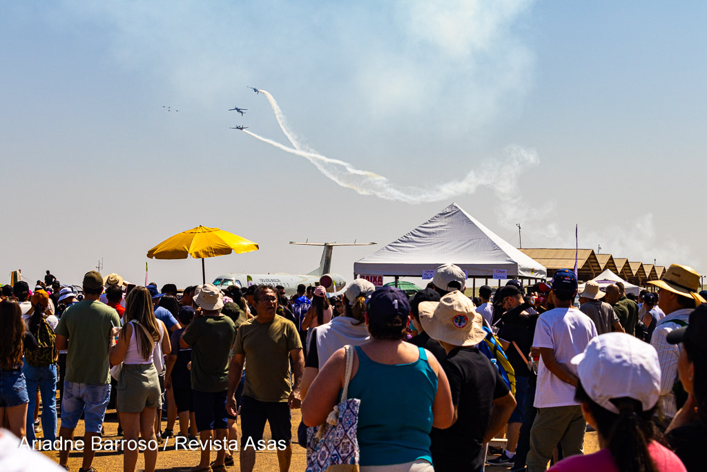 Esquadrilha da Fumaça em apresentação no Domingo Aéreo 2024 na Academia da Força Aérea (AFA). Foto por Ariadne Barroso / Revista Asas