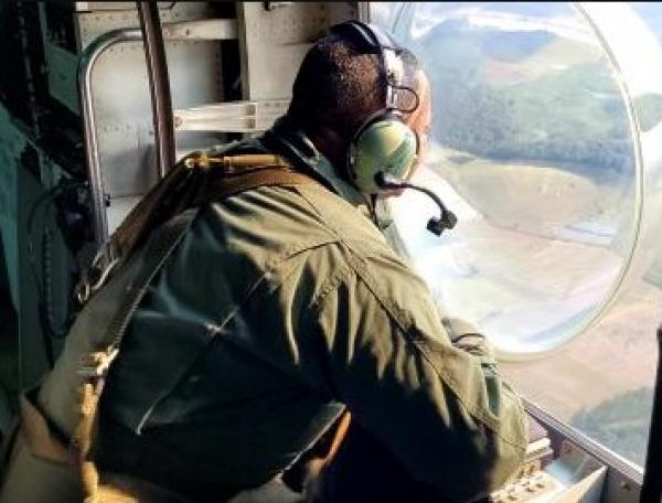 Observador SAR em janela de um KC-390. Foto: Força Aérea Brasileira