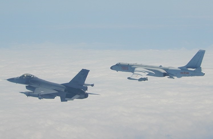 Caça F-16 de Taiwan intercepta bombardeiro chinês H-6. Foto: Governo de Taiwan