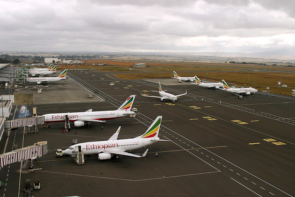 Ethiopian Airlines domina o aeroporto de Adis Abeba, capital da Etiópia. Foto: Raimund Stehmann