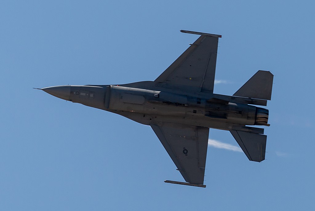 Caça F-16 dos EUA durante show aéreo. Foto: Balon Greyjoy