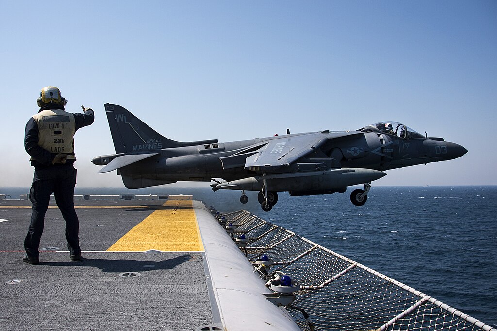 AV-8B Harrier durante operações no navio de desembarque USS Bonhomme Richard. Foto: Diana Quinlan