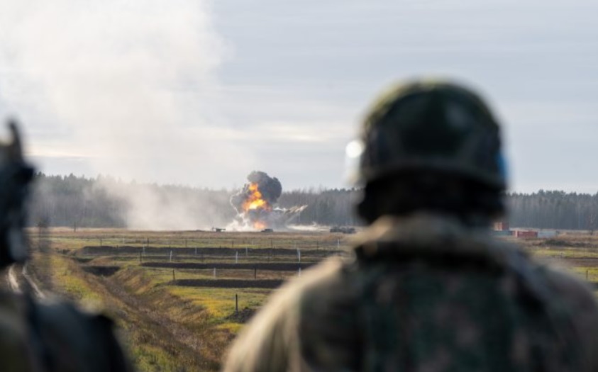 Militares observam detonação no estande de tiro na Lituânia. Foto: Essence Myricks