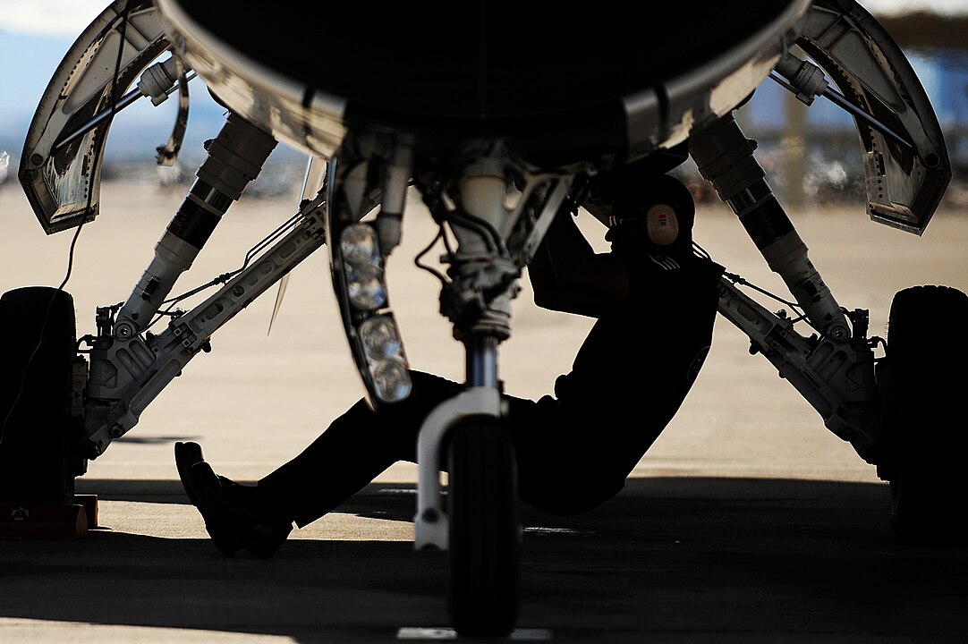 Inspeção em caça F-16 da USAF. Foto: Larry E. Reid