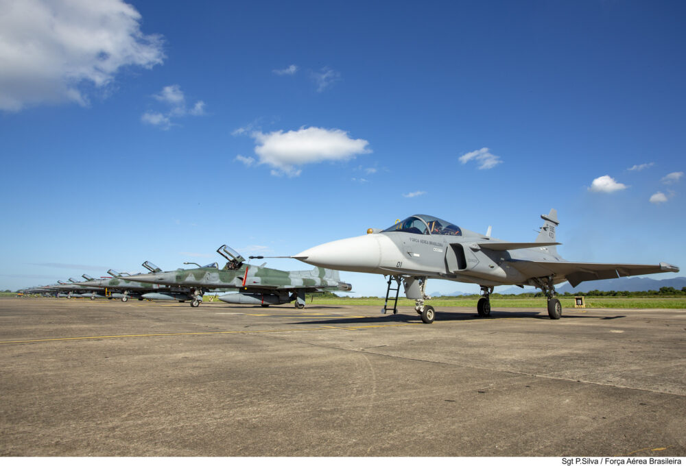 Caças F-5 e F-39 da FAB vão operar com o datalink brasileiro