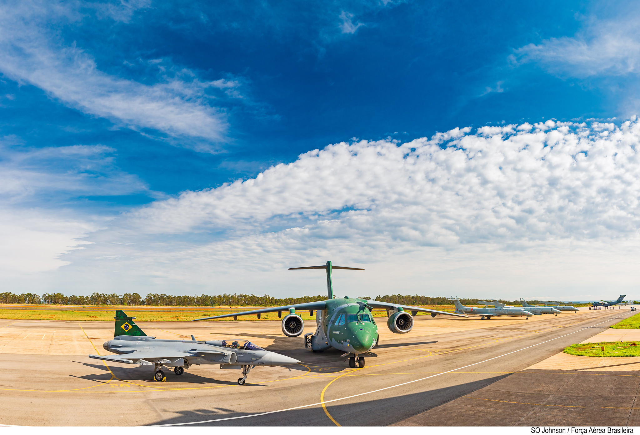 Caça Gripen e KC-390 da FAB durante treinamento na Base Aérea de Anápolis