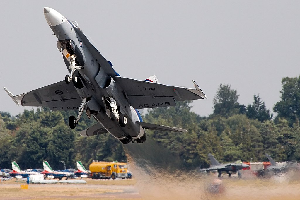 Canadá e Suíça focam em aviação de combate e suspende shows aéreos com caças