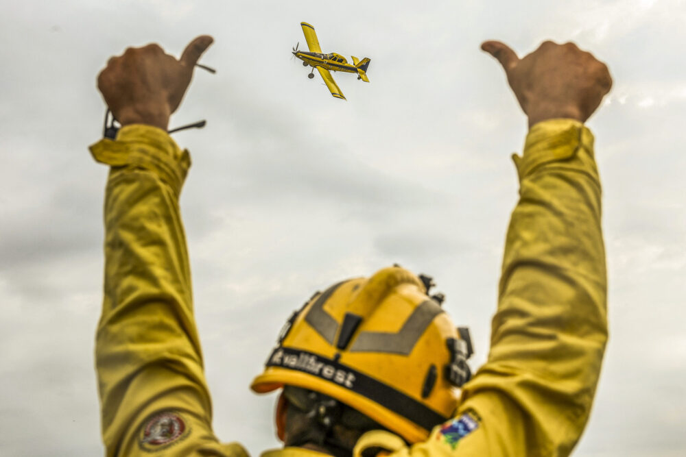 Com o auxílio de aviões, brigadistas do Prevfogo/Ibama combatem incêndios florestais no Pantanal. Foto: Marcelo Camargo/Agência Brasil