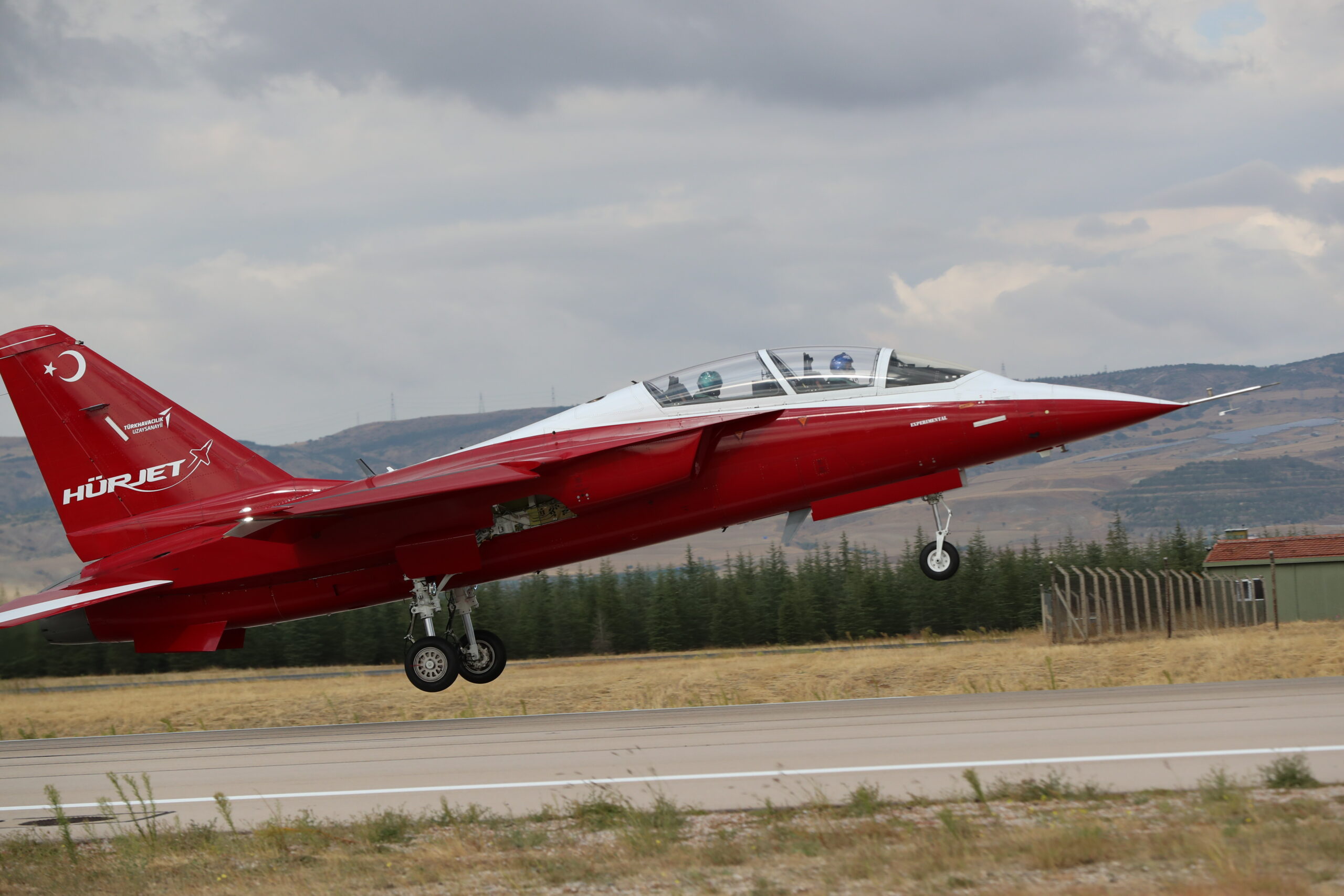 Jato turco Hürjet durante testes. Foto: Turkish Aerospace Industries