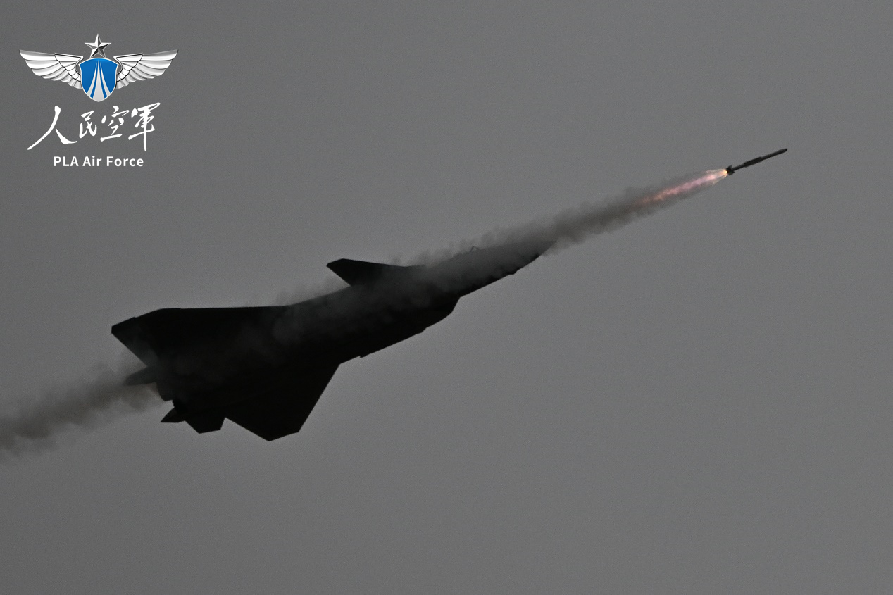 Míssil PL-10 operacional com caças J-20