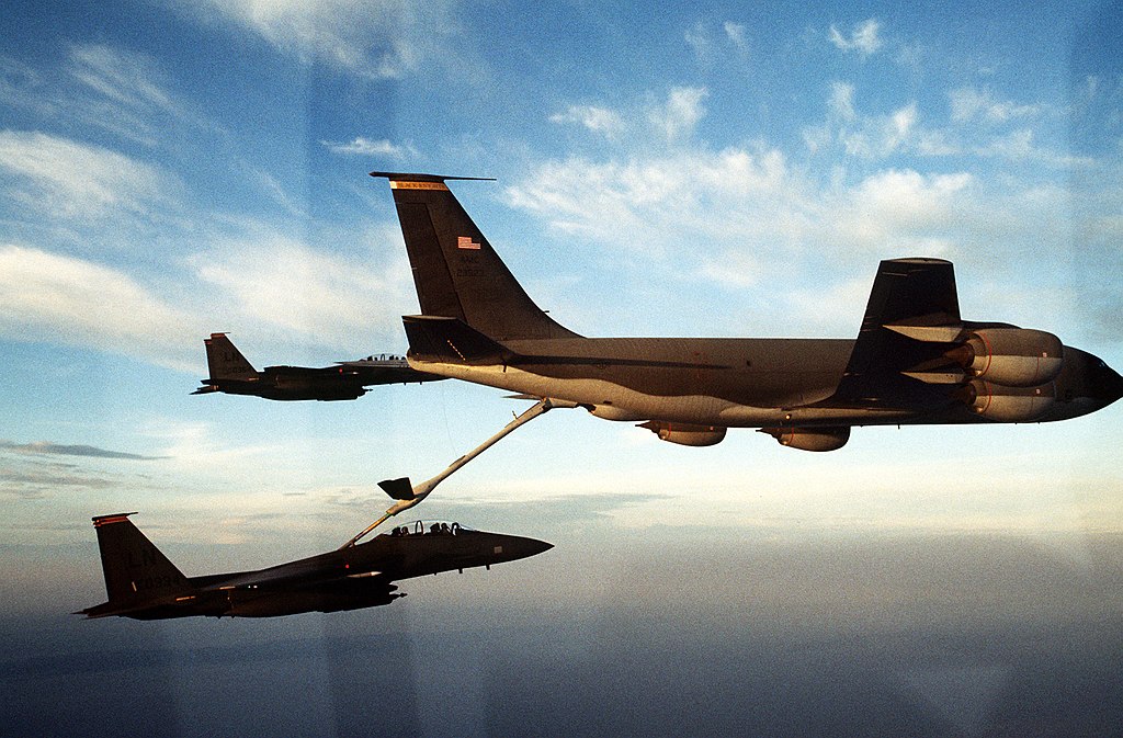 KC-135 da USAF reabastece caça F-15E Strike Eagle. Foto: Conrad M. Evans