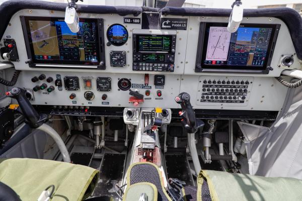 Novo painel do T-25 Universal, agora designado T-25M.
Foto: Muller Marin