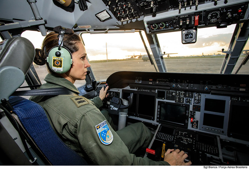 Aviadora da FAB se prepara para missão em aeronave C-105 Amazonas. Foto: Bianca Viol