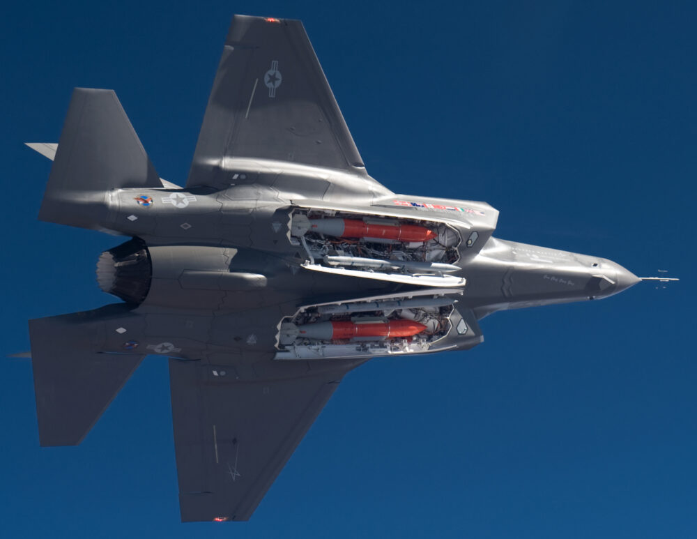 Caça F-35A em testes com duas bombas B61-12 sem ogivas. Foto: Lockheed Martin