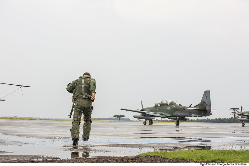 O Super Tucano é um exemplo de aeronave fabricada no Brasil, porém contando com uma série de itens de origem estrangeira