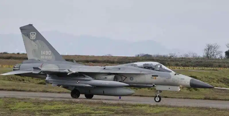 Caça AIDC F-CK-1 Ching-kuo com míssil HF-3. Foto: Governo de Taiwan