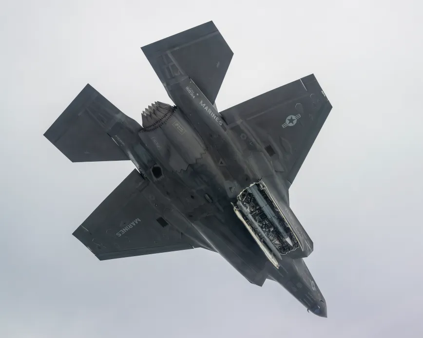 F-35B durante testes com mísseis Meteor e AIM-120 AMRAAM. Foto: Ministério da Defesa do Reino Unido