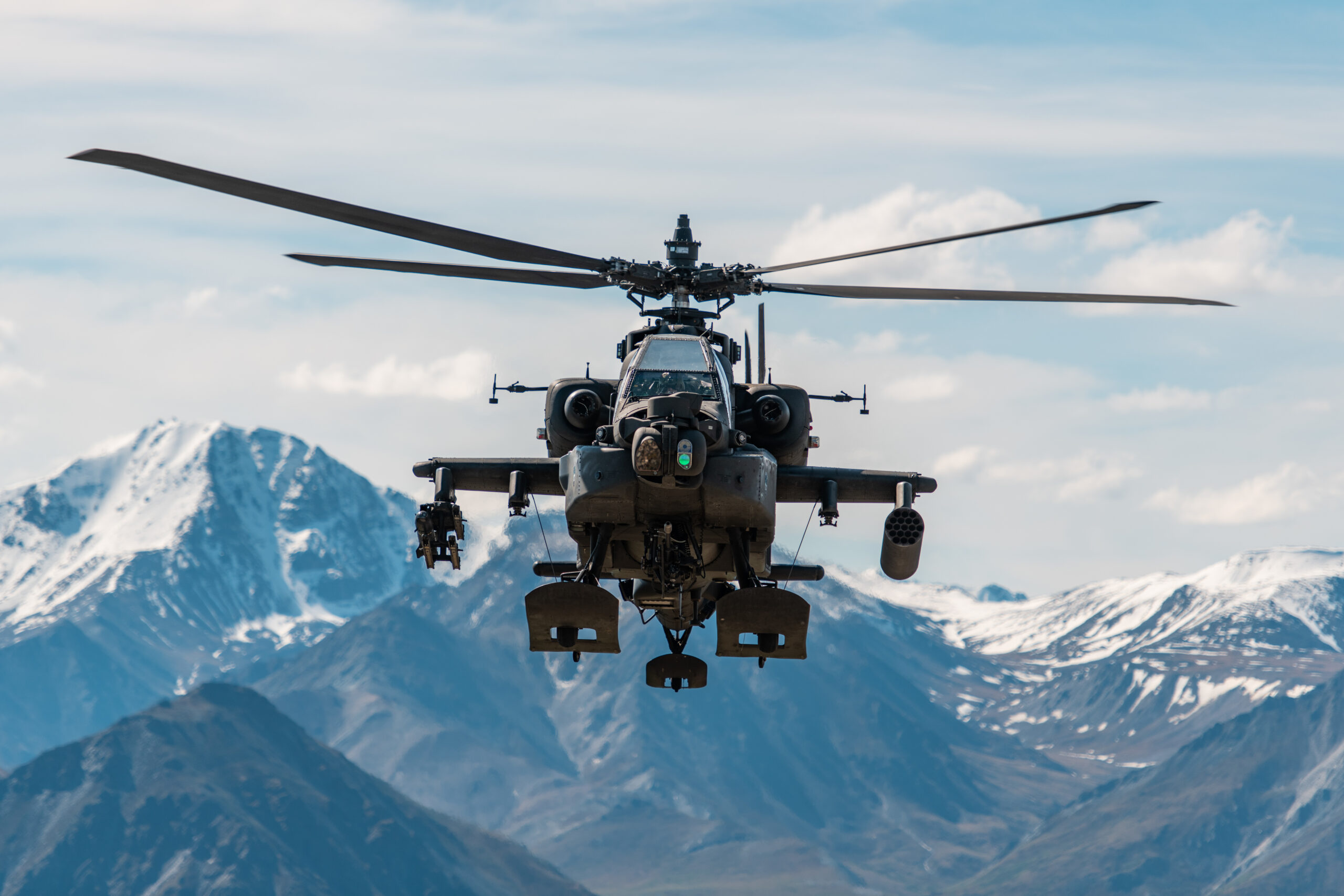 AH-64D Apache Longbow do U.S. Army  durante treinamento no Alasca. Foto: Cameron Roxberry