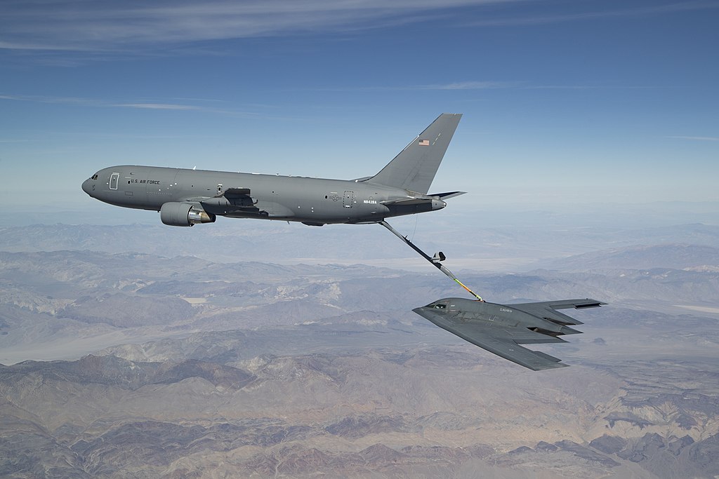 KC-46 reabastece bombardeiro B-2 Spirit. Foto: Christian Turner