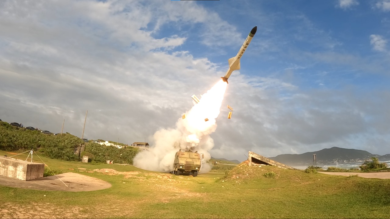 Míssil MANSUP lançado de plataforma terrestre. Foto: SIATT