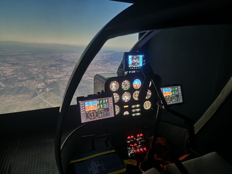 Simulador do R22. Foto: Omni Escola de Aviação