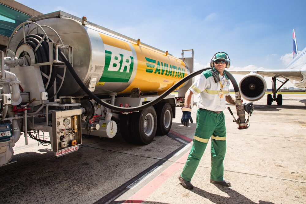 Petrobras lança combustível sustentável de aviação produzido totalmente no Brasil