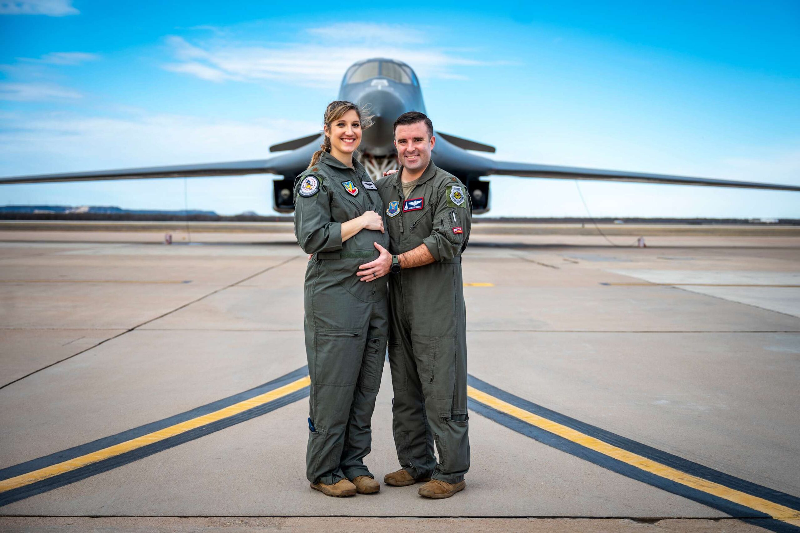 A Major Lauren Olme e seu marido Mark Olme pilotaram bombardeiros B-1B durante a gestação. Foto: Leon Redfern/ USAF