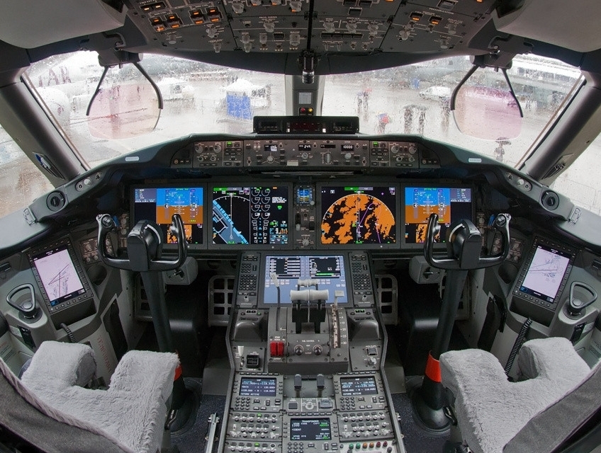 Cockpit do Boeing 787-8. Foto: Alex Beltyukova