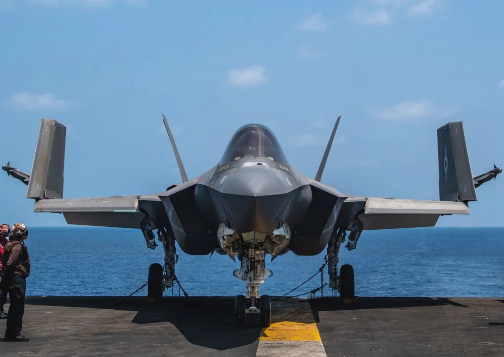 F-35C do USMC com mísseis Sidewinder. Foto: Nathan Jordan