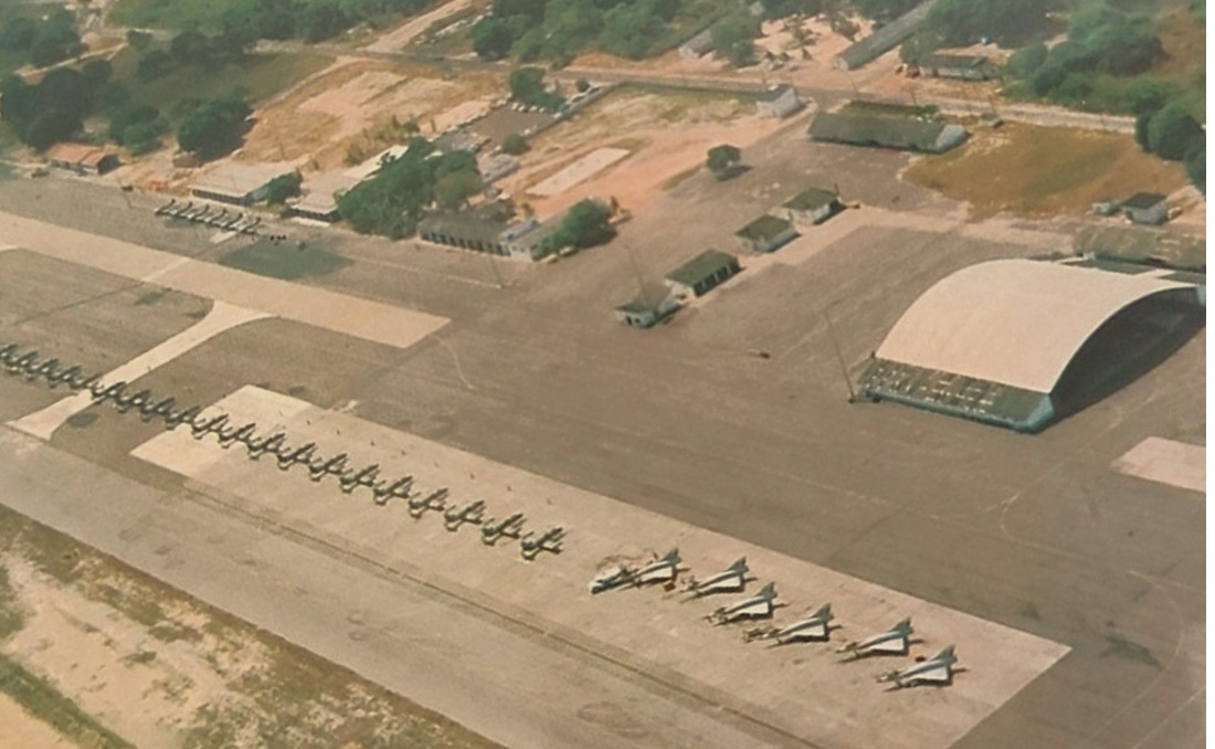 Cartão postal, de ano desconhecido, mostra a Base Aérea de Fortaleza na época em que era referência na formação de líderes de aviação de caça na Força Aérea Brasileira