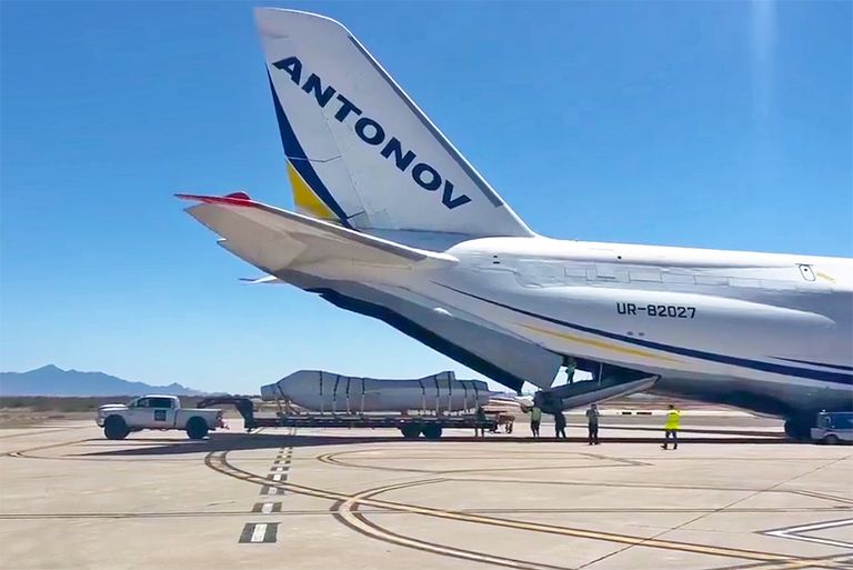 Embarque de célula de F-16 em cargueiro Antonov