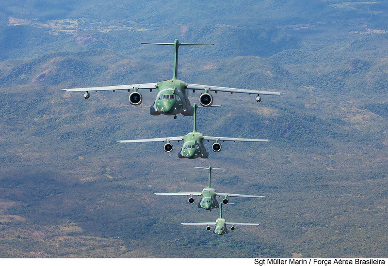 Jatos KC-390 da FAB durante treinamento em Goiás