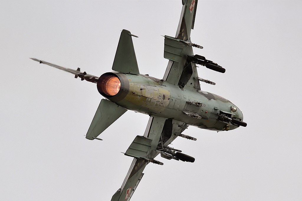 Siły Powietrzne avalia manter o Su-22 para shows aéreos