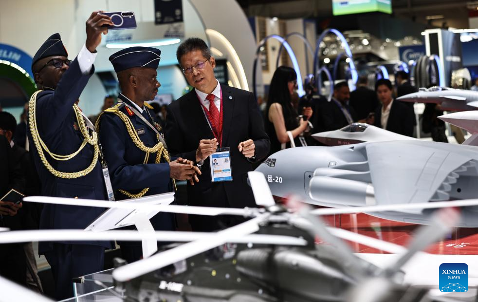 Mesmo sem participar do show aéreo, China ganha destaque no Paris Air Show