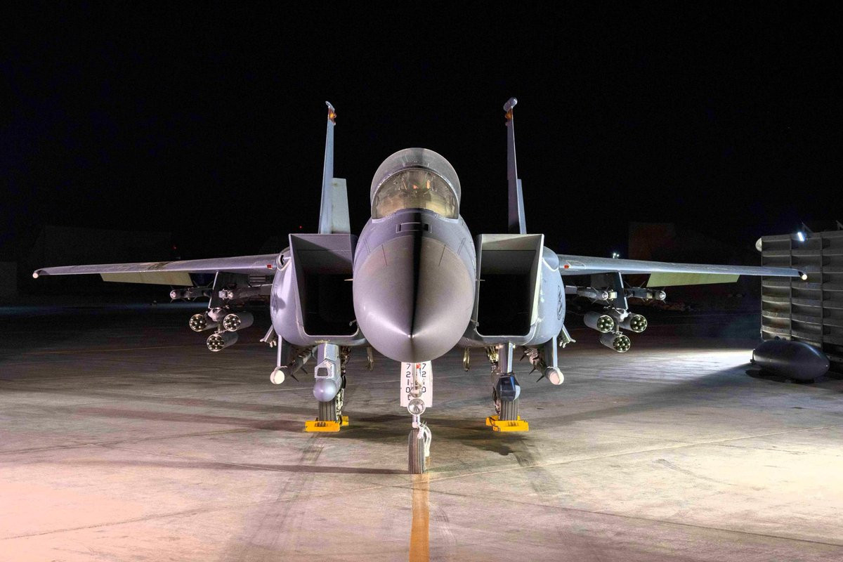 F-15 com novos lançadores de foguetes. Foto: USAF