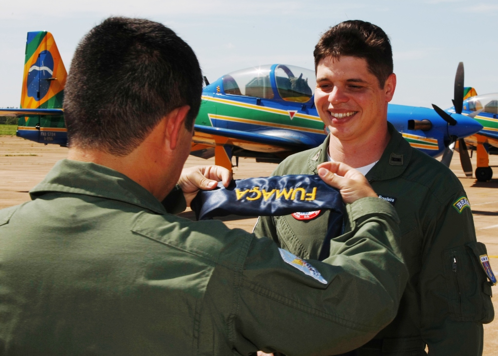O então Capitão Gasparelo, quando foi alçado à função de piloto isolado da Esquadrilha da Fumaça, em dezembro de 2017. Foto: EDA