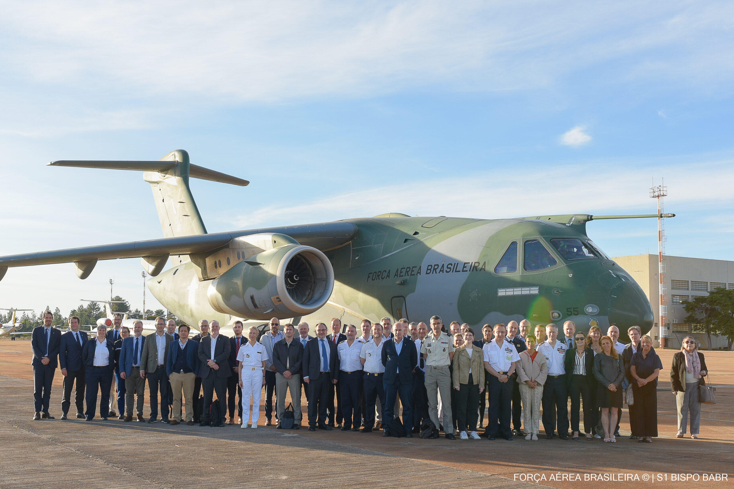 Comitiva da França conhece o KC-390. Foto: Ministério da Defesa