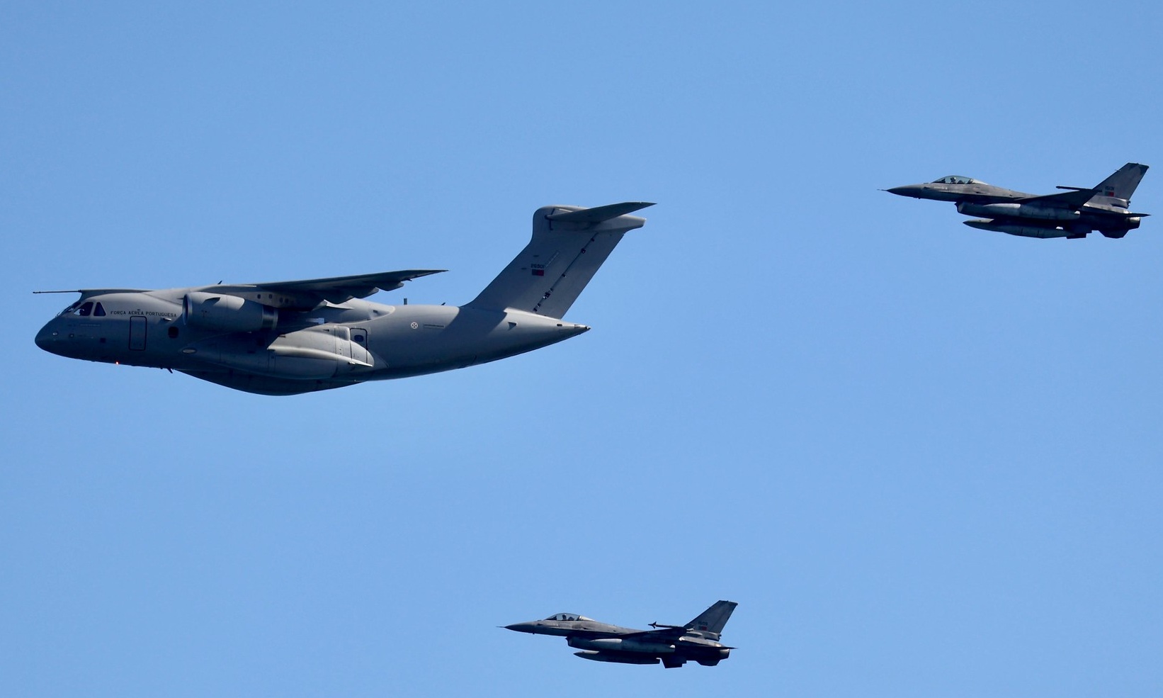 KC-390 e caças F-16 da Força Aérea Portuguesa durante comemorações. Foto: Força Aérea Portuguesa
